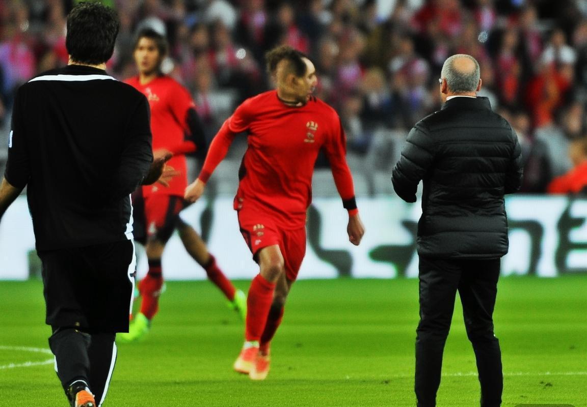 瓜迪奥拉神奇换人术：揭秘足球战术大师的逆转之道(图2)